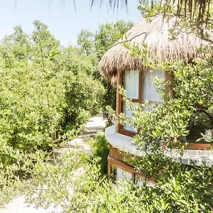 Mamasan Treehouses & מלון